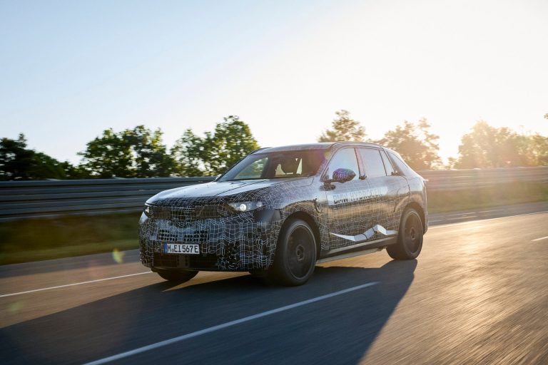 BMW X5 xDrive50e vs Mercedes-Benz GLE 400 e: dos SUV-D premium PHEV enfrentados en entrega de potencia combina