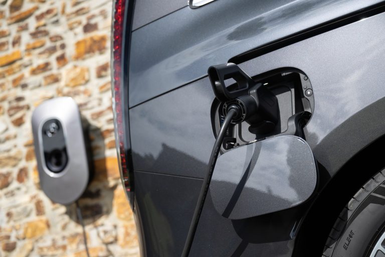 Mercedes-Benz EQE SUV: cómo gestiona la autonomía un SUV-E eléctrico premium en autovía