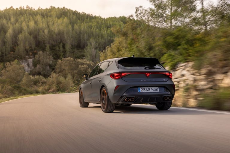 Guía de compra: qué compacto PHEV conviene en 2026 si el garaje comunitario no tiene wallbox instalado