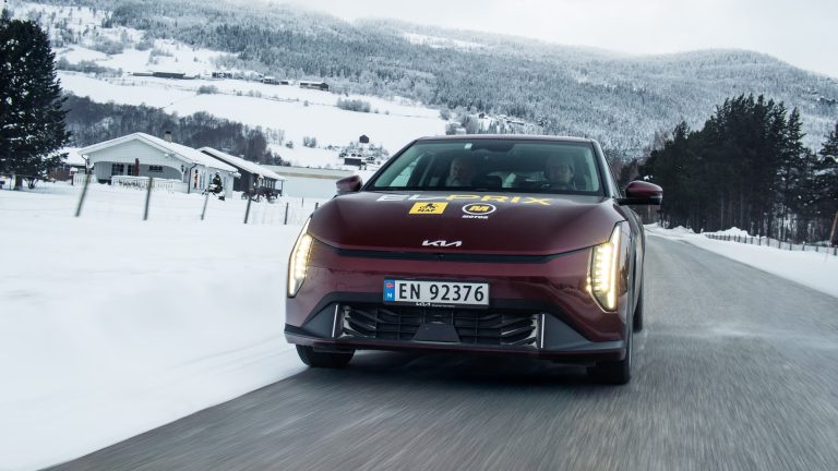 KIA EV4 vs Tesla Model 3: dos berlinas C eléctricas enfrentadas en arquitectura, autonomía y curva de carga