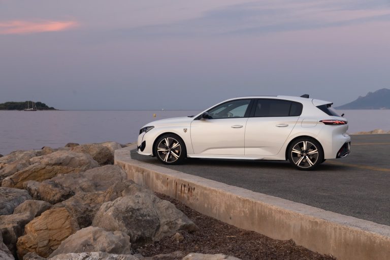 Ranking de compactos PHEV 2026 por potencia combinada bajo los 45.000 euros: los enchufables C más contundentes Ranking de compactos PHEV 2026 por potencia combinada bajo los 45.000 euros: los enchufables C más contundente