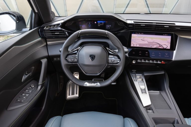 Ranking de compactos PHEV 2026 por peso extra sobre versión térmica: qué cuesta añadir batería y motor eléctri