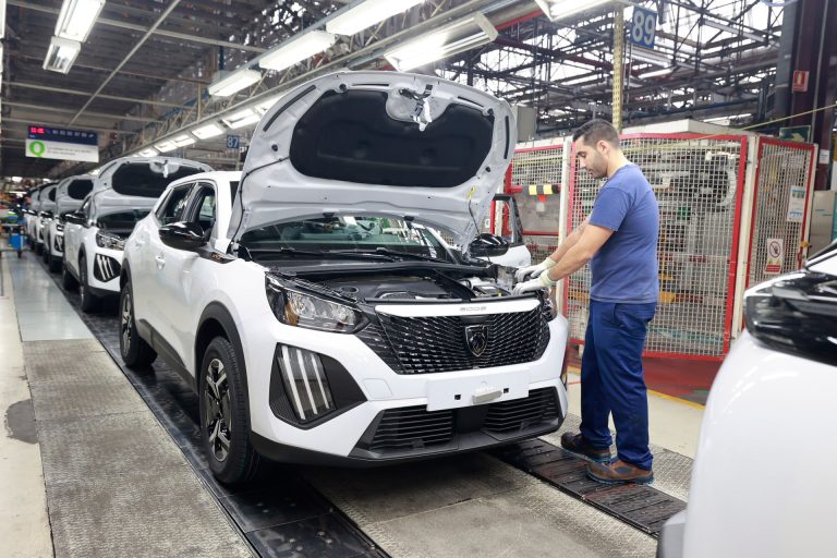 Peugeot e-2008 a examen: cómo evoluciona un SUV-B eléctrico Stellantis con nueva batería para el uso pendular urbano Peugeot e-2008 a examen: cómo evoluciona un SUV-B eléctrico Stellantis con nueva batería para el uso pendular