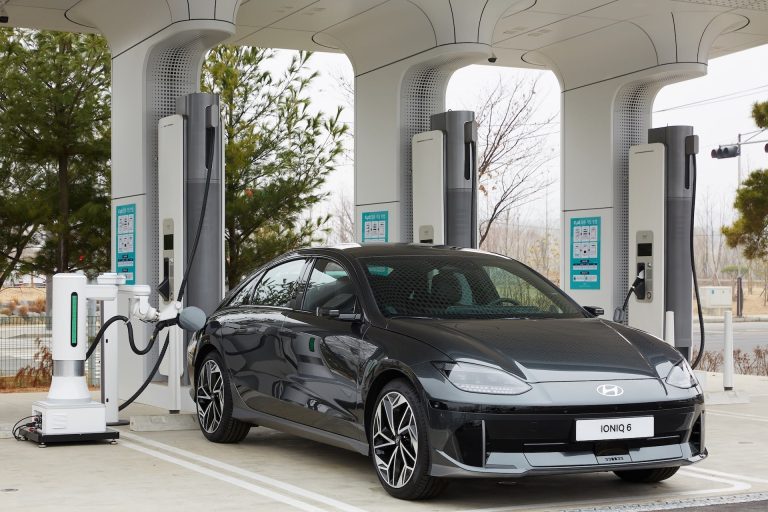 Hyundai IONIQ 6 vs Tesla Model 3: dos berlinas C eléctricas enfrentadas en eficiencia aerodinámica y consumo r