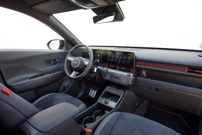 Hyundai Kona vs KIA Niro: dos SUV-B híbridos coreanos enfrentados en equipamiento por euro y consumo real