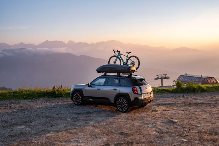 MINI Aceman vs Jeep Avenger EV: dos compactos eléctricos urbanos enfrentados en batería, carga DC y equipamien