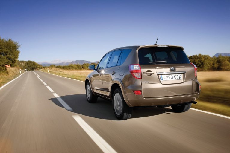 Toyota RAV4 vs Hyundai Tucson: dos SUV-C híbridos familiares enfrentados en consumo real y equipamiento por euro Toyota RAV4 vs Hyundai Tucson: dos SUV-C híbridos familiares enfrentados en consumo real y equipamiento por eu