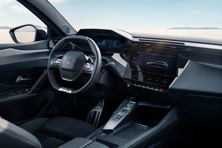 Peugeot e-308 vs Citroen ë-C4: dos compactos eléctricos del grupo Stellantis enfrentados en eficiencia real y equipamiento por euro Peugeot e-308 vs Citroen ë-C4: dos compactos eléctricos del grupo Stellantis enfrentados en eficiencia real y